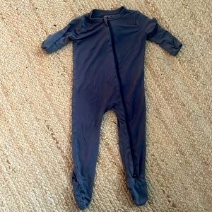 Dark grey Kyte sleeper size 6-12 months. EUC